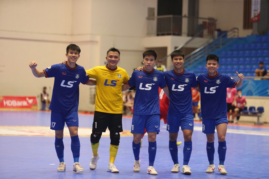 Bộ đôi lão tướng 68 tuổi gây ấn tượng ở giải futsal VĐQG - Ảnh 3.