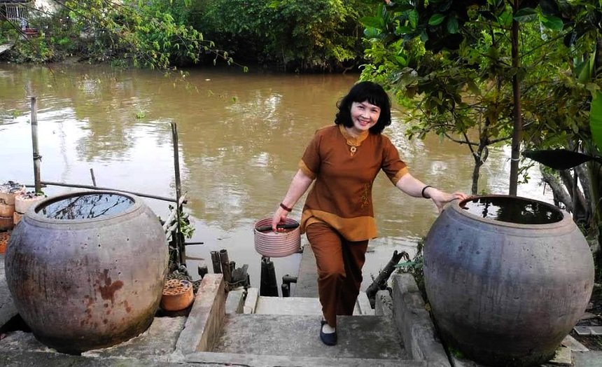 Nhà thơ Thu Nguyệt: Để tới được phút ngẫu hứng lý qua cầu - Ảnh 1.