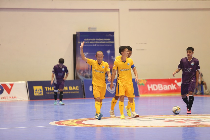 Bộ đôi lão tướng 68 tuổi gây ấn tượng ở giải futsal VĐQG - Ảnh 1.