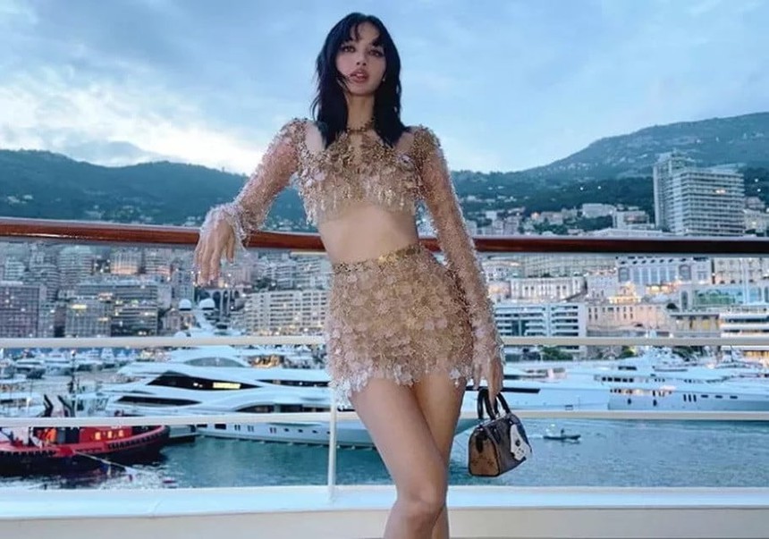 Vẻ ngoài quyến rũ ở Monaco của Lisa Blackpink hóa ra được làm từ vật liệu tái chế - Ảnh 1.