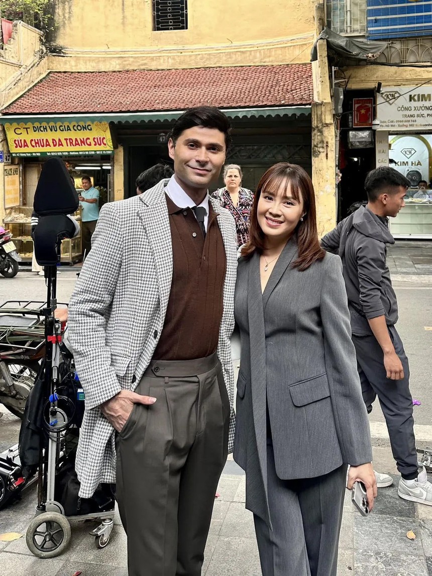 Chân dung nam diễn viên ngoại quốc điển trai gây 'sốt' trong 'Trạm cứu hộ trái tim' - Ảnh 2.