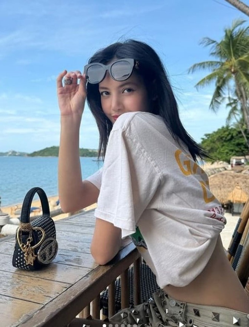 Lisa Blackpink chào đón mùa Hè trong những bức ảnh mới đầy khiêu khích - Ảnh 1.