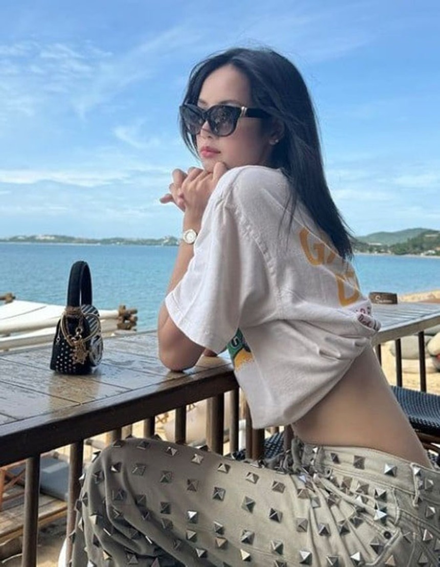 Lisa Blackpink chào đón mùa Hè trong những bức ảnh mới đầy khiêu khích - Ảnh 2.