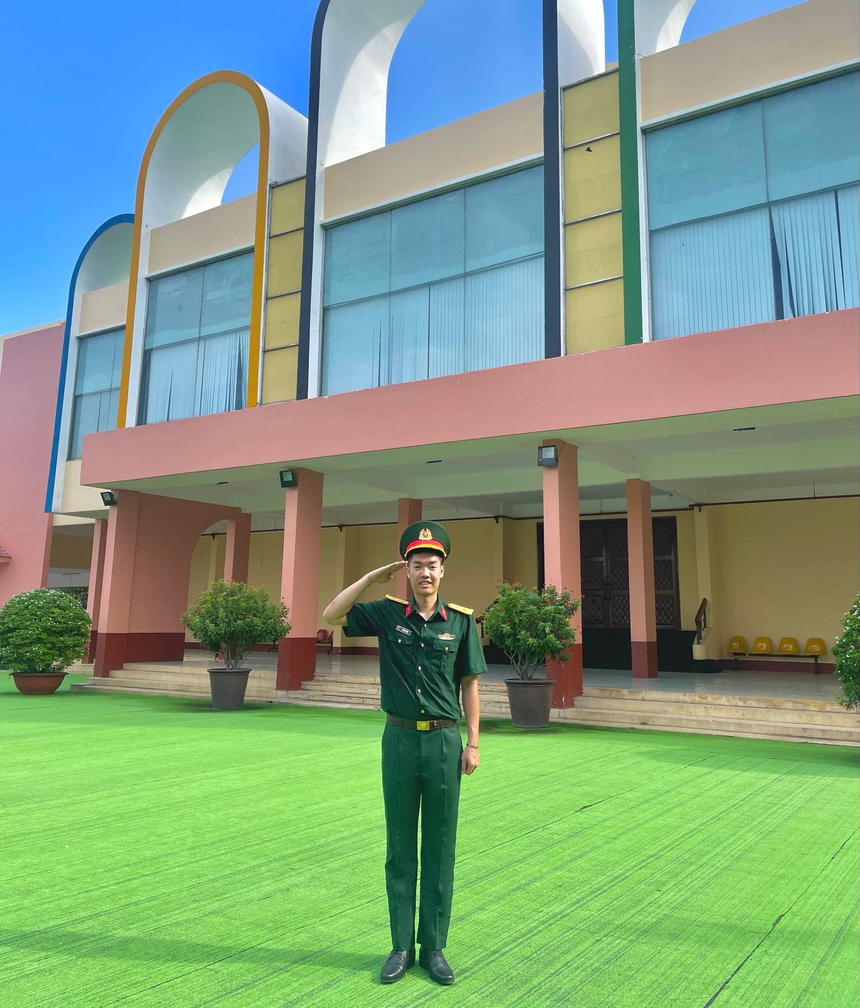 'Hiện tượng cầu lông' Việt Nam rất khác trong màu áo lính, khoe với người hâm mộ vinh dự đặc biệt của chiến sĩ - Ảnh 2.