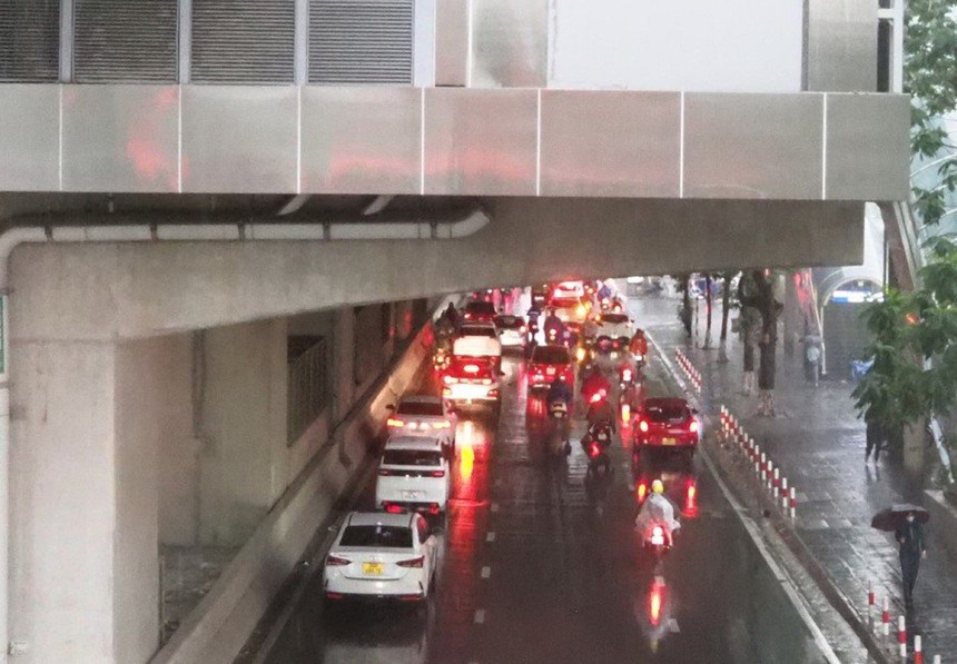 Ghi nhận 683 cú sấm sét, trong đó có 460 cú sét đánh xuống đất - Ảnh 3. Ghi nhận 683 cú sấm sét, trong đó có 460 cú sét đánh xuống đất - Ảnh 3.