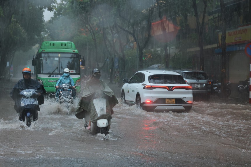Hà Nội: Mưa lớn đầu giờ sáng, một số tuyến đường ngập úng, tắc đường cục bộ - Ảnh 1.