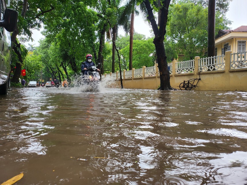 Hà Nội: Mưa lớn đầu giờ sáng, một số tuyến đường ngập úng, tắc đường cục bộ - Ảnh 2.