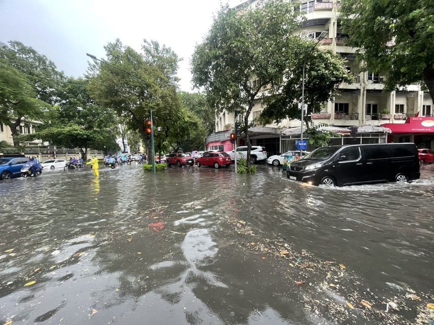 Hà Nội: Mưa lớn đầu giờ sáng, một số tuyến đường ngập úng, tắc đường cục bộ - Ảnh 3.