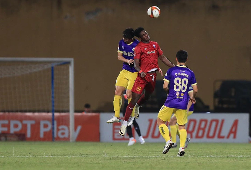Khánh Hòa (áo đỏ) thảm bại 2-5 trước CLB Hà Nội ở vòng đấu gần nhất của V-League mùa giải 2023-2024 và xuống hạng sớm trước 4 vòng đấu