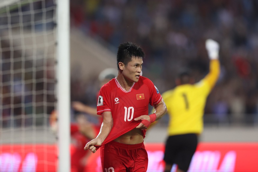 HLV Kim Sang Sik 'đỏ' như thầy Park, cứ thay ai vào người đó tỏa sáng - Ảnh 3.