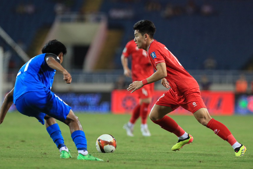 HLV Kim Sang Sik 'đỏ' như thầy Park, cứ thay ai vào người đó tỏa sáng - Ảnh 2.