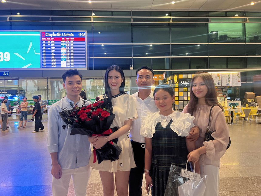 Ý Nhi về nước, nhìn ảnh là biết mối quan hệ hiện tại với bạn trai - Ảnh 1.