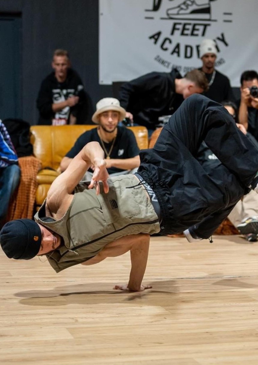 Nhóm breakdance DOUBLE IMPRO diễn trong lễ khai mạc Festival Huế 2024 - Ảnh 1.