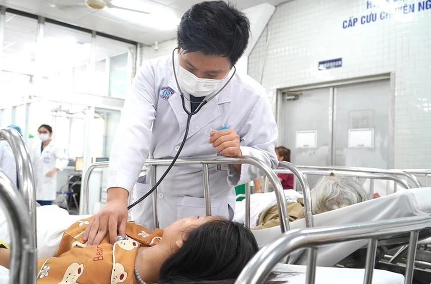 Kỳ thi tuyển sinh lớp 10: Xem xét đặc cách cho thí sinh gãy cột sống dự thi trên giường bệnh - Ảnh 1.