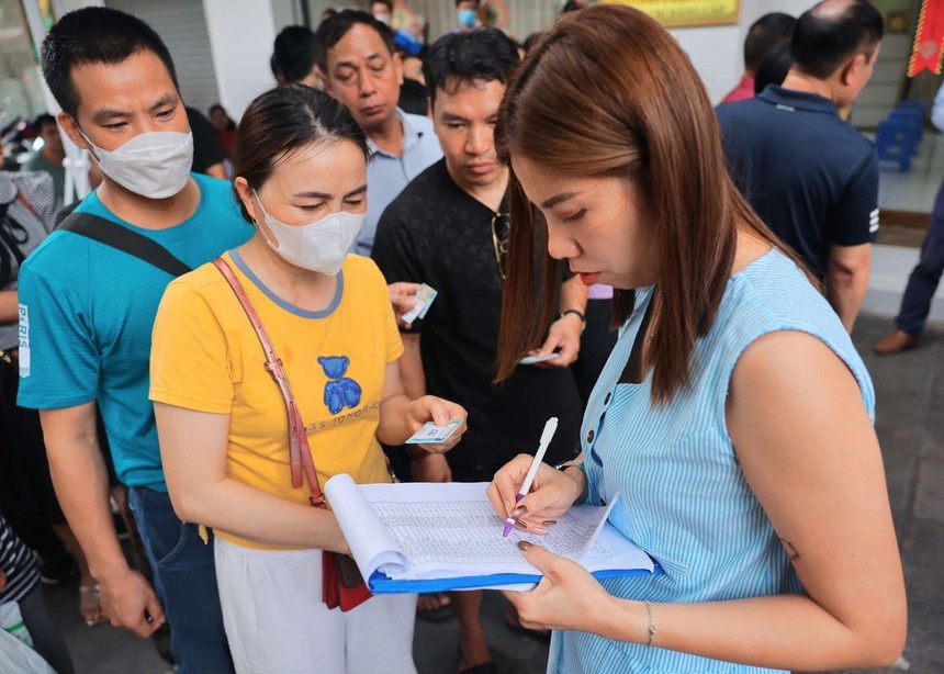 Hình ảnh người dân Hà Nội xếp hàng mua vàng "bình ổn giá" - Ảnh 1.