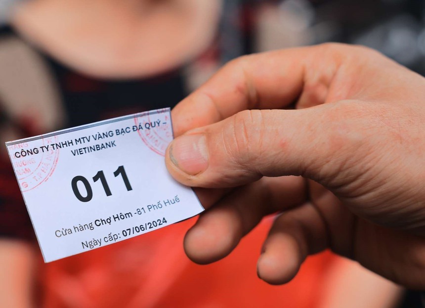 Hình ảnh người dân Hà Nội xếp hàng mua vàng "bình ổn giá" - Ảnh 2.