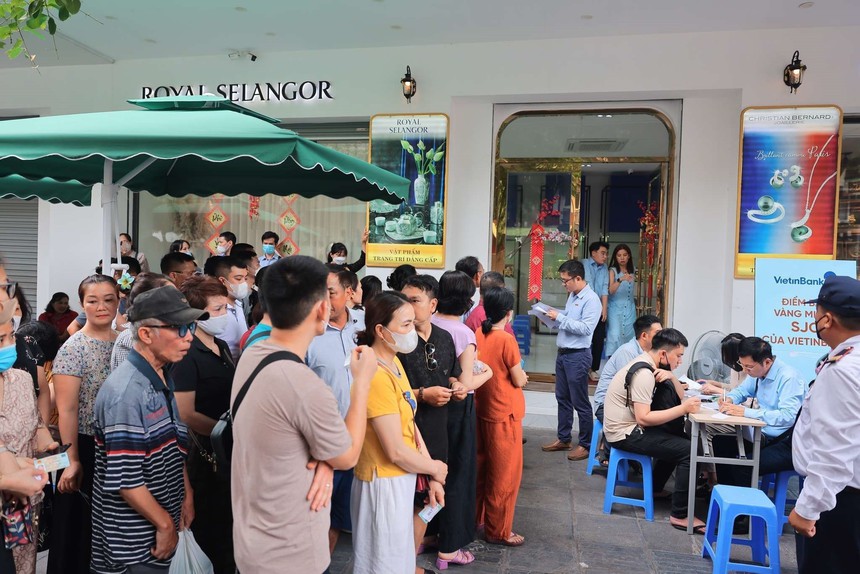 Hình ảnh người dân Hà Nội xếp hàng mua vàng "bình ổn giá" - Ảnh 3.