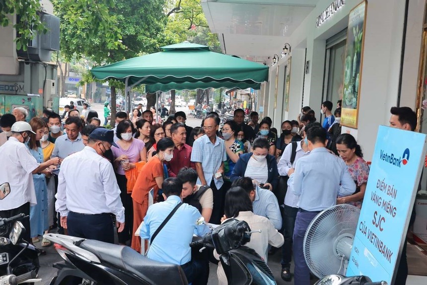 Hình ảnh người dân Hà Nội xếp hàng mua vàng "bình ổn giá" - Ảnh 4.