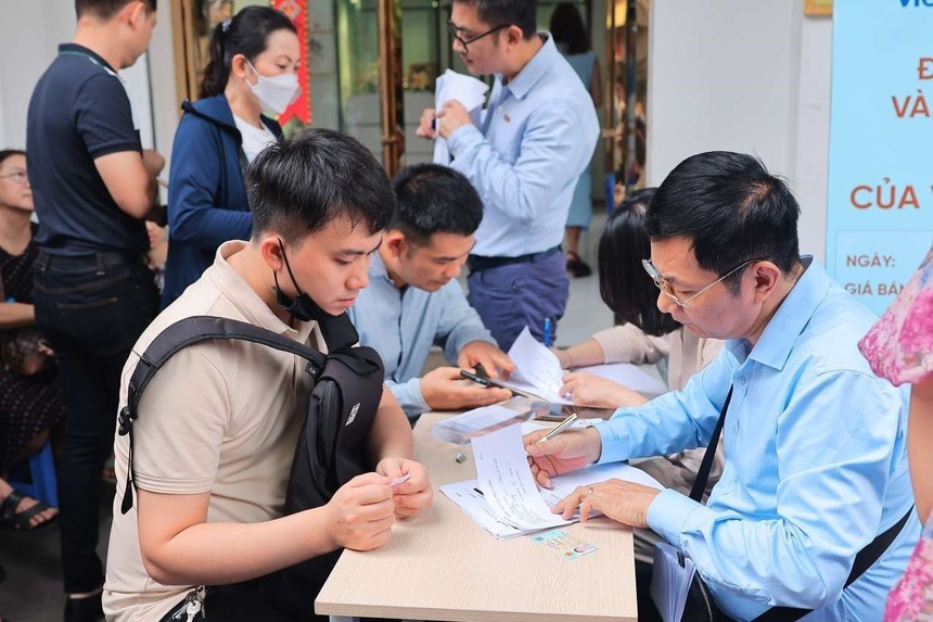 Hình ảnh người dân Hà Nội xếp hàng mua vàng "bình ổn giá" - Ảnh 5.