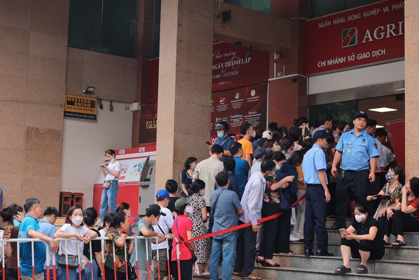 Hình ảnh người dân Hà Nội xếp hàng mua vàng "bình ổn giá" - Ảnh 6.