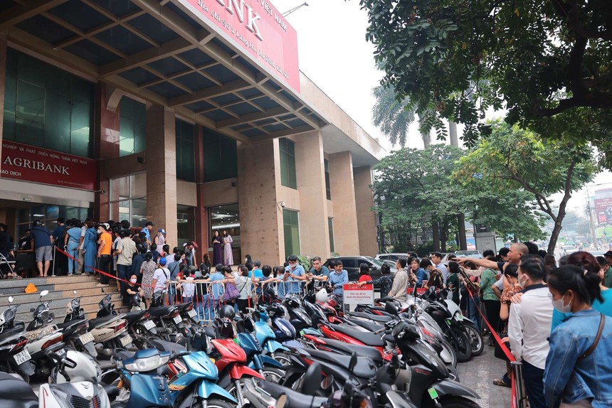 Hình ảnh người dân Hà Nội xếp hàng mua vàng "bình ổn giá" - Ảnh 7.