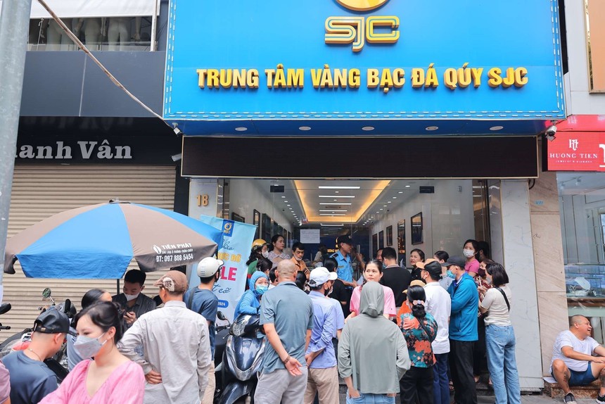 Hình ảnh người dân Hà Nội xếp hàng mua vàng "bình ổn giá" - Ảnh 8.