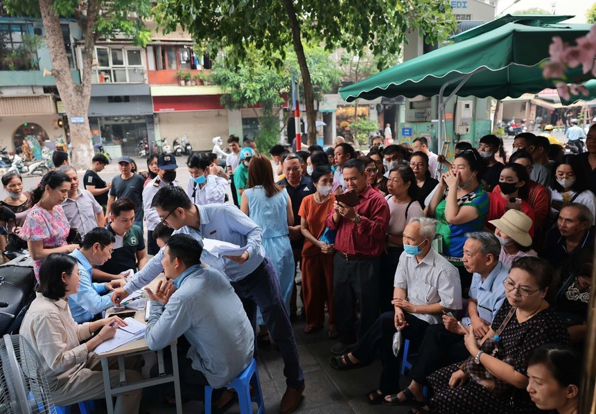 Hình ảnh người dân Hà Nội xếp hàng mua vàng "bình ổn giá" - Ảnh 10.