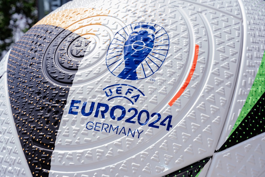 Quả bóng khổng lồ UEFA Euro 2024™ cao 2,2m, nặng 270kg chính thức xuất hiện tại Việt Nam - Ảnh 3.
