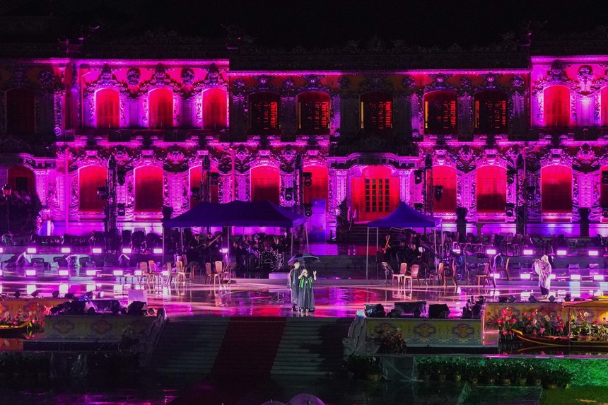 Thừa Thiên-Huế: Đông đảo khán giả chờ đợi dưới mưa lắng nghe nhạc Trịnh - Ảnh 2.