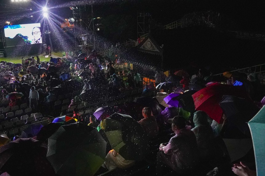 Thừa Thiên-Huế: Đông đảo khán giả chờ đợi dưới mưa lắng nghe nhạc Trịnh - Ảnh 5.