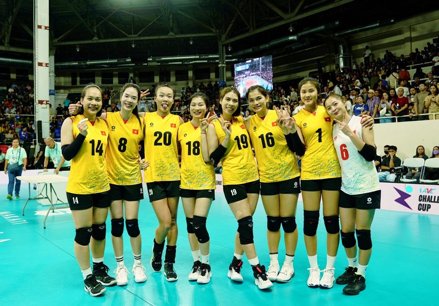 Trà My (số 1) cùng các đàn chị ở tuyển Việt Nam ăn mừng chức vô địch giải AVC Challenge Cup 2024