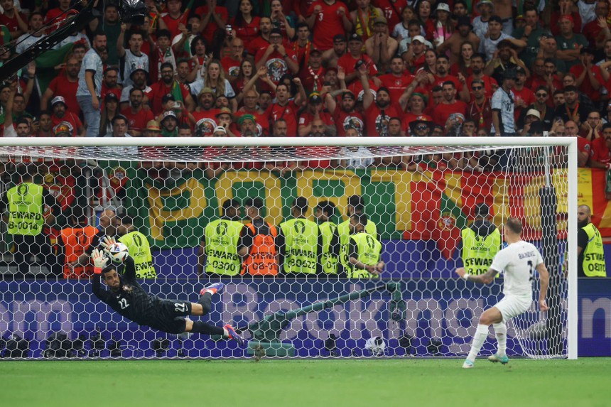 Người hùng Bồ Đào Nha được ví như Siêu thủ môn trong đội bóng Thiếu Lâm sau 3 pha cản pen xuất thần - Ảnh 2.