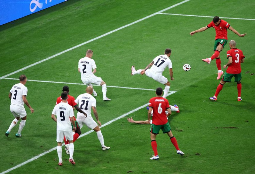 TRỰC TIẾP bóng đá Bồ Đào Nha vs Slovenia: Chiến thắng siêu kịch tính - Ảnh 20.