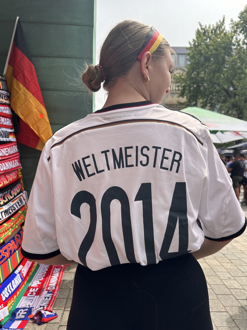 EURO trên từng cây số: Tình yêu trên lưng áo đấu - Ảnh 2.