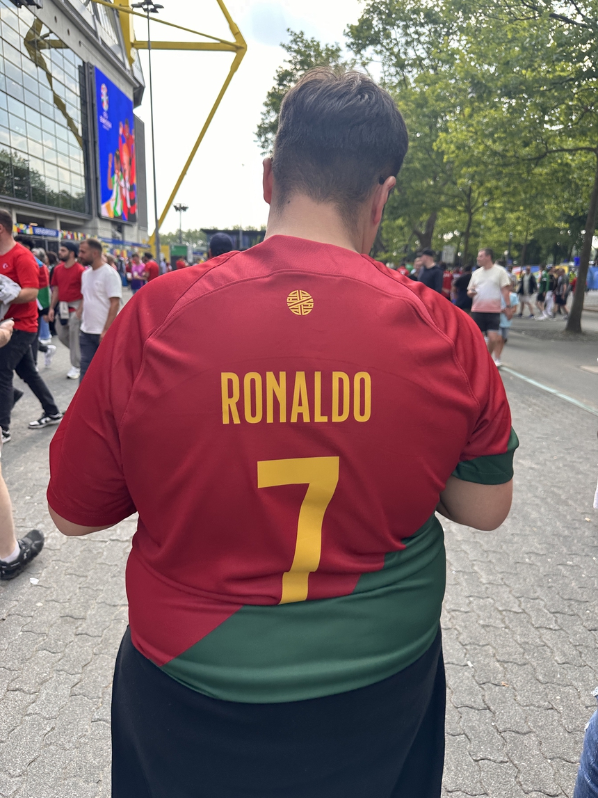 EURO trên từng cây số: Tình yêu trên lưng áo đấu - Ảnh 3.