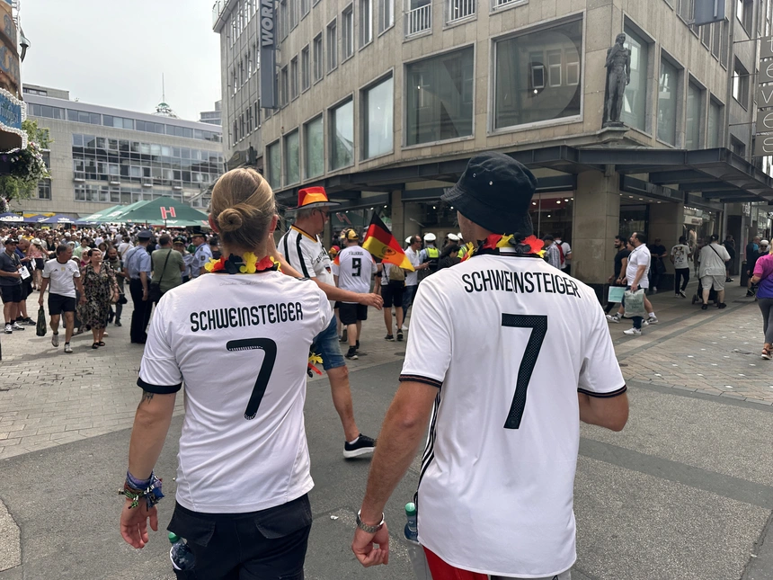 EURO trên từng cây số: Tình yêu trên lưng áo đấu - Ảnh 4.