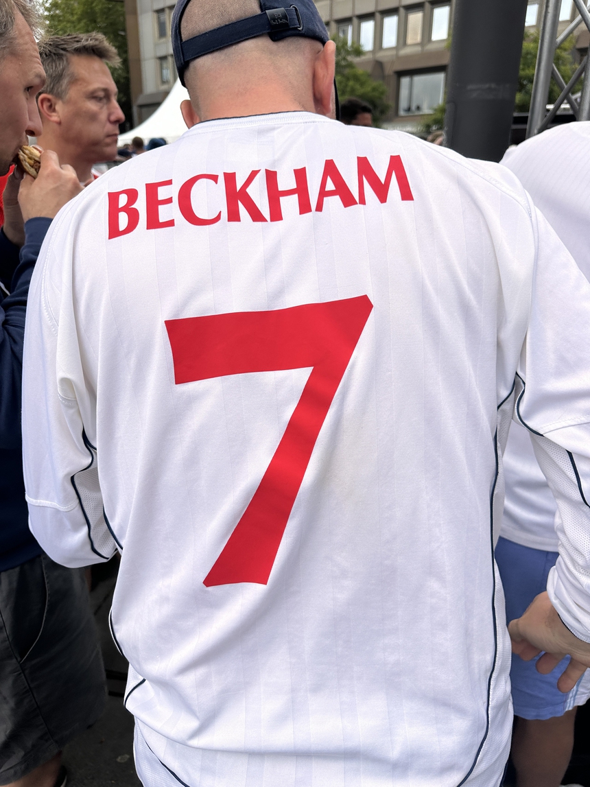 EURO trên từng cây số: Tình yêu trên lưng áo đấu - Ảnh 5.