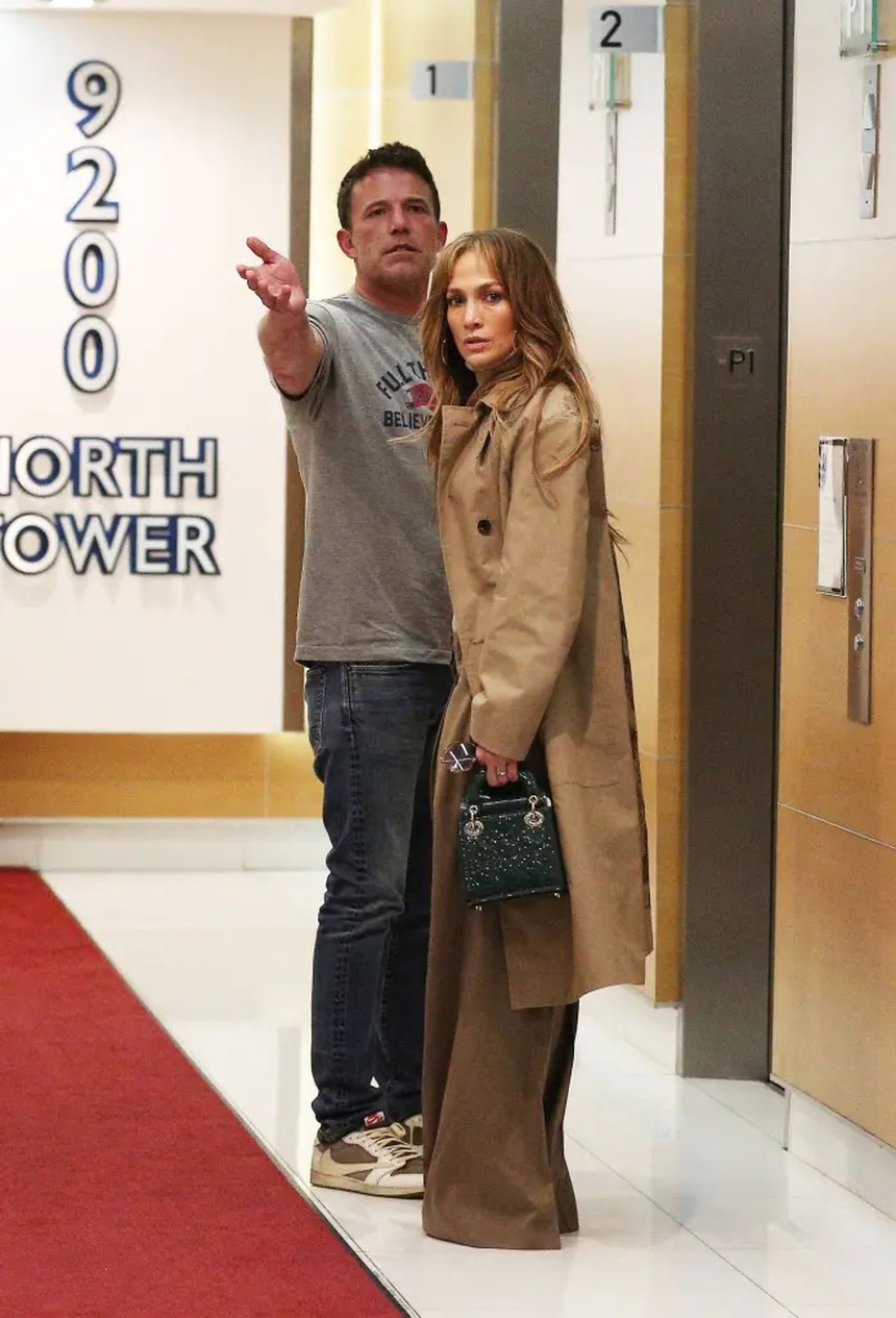 Jennifer Lopez có vẻ căng thẳng sau khi Ben Affleck chuyển mọi thứ ra khỏi biệt thự của họ - Ảnh 8.