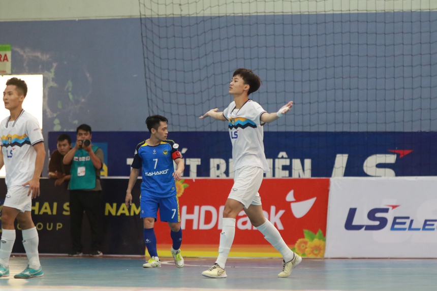 Quả bóng vàng Việt Nam toả sáng ở trận "siêu kinh điển" futsal Việt - Ảnh 1.