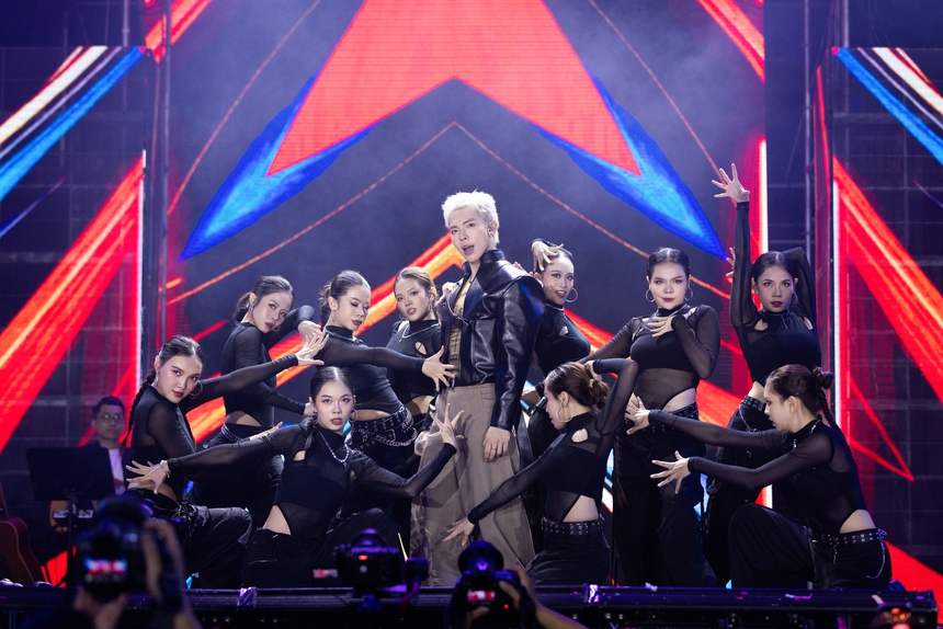 Dược sĩ Tiến cùng Hồ Ngọc Hà - Hương Giang làm giám khảo show âm nhạc - Ảnh 3.