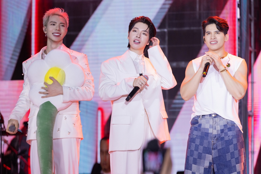 Dược sĩ Tiến cùng Hồ Ngọc Hà - Hương Giang làm giám khảo show âm nhạc - Ảnh 4.