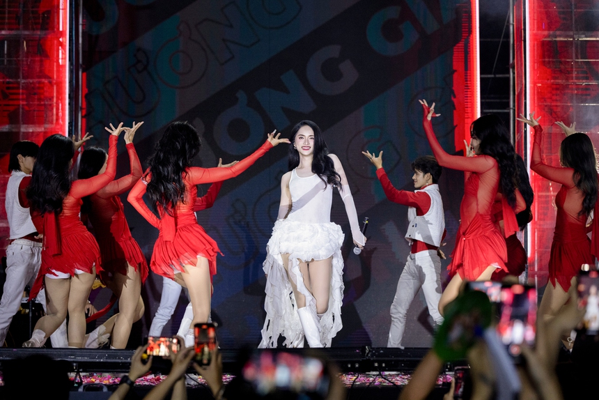 Dược sĩ Tiến cùng Hồ Ngọc Hà - Hương Giang làm giám khảo show âm nhạc - Ảnh 5.