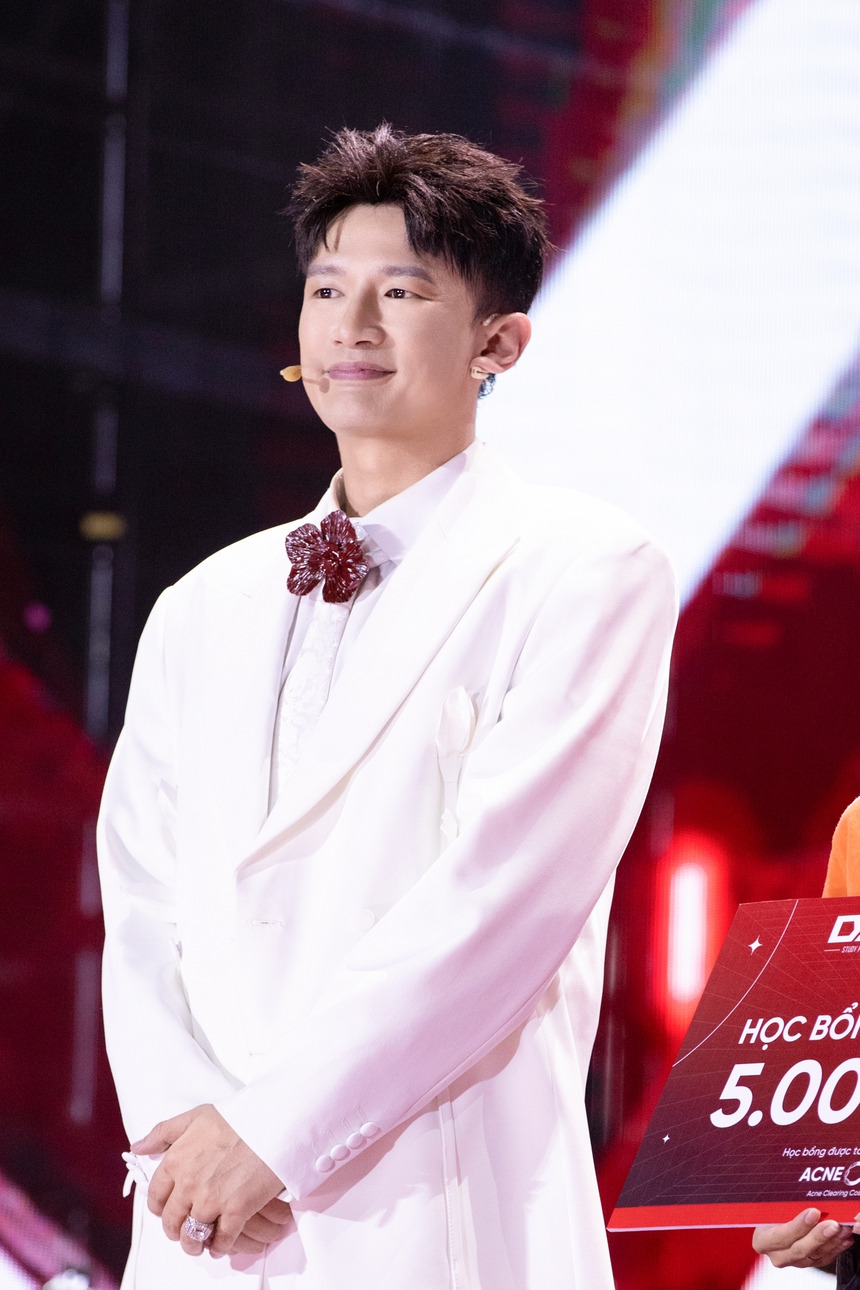 Dược sĩ Tiến cùng Hồ Ngọc Hà - Hương Giang làm giám khảo show âm nhạc - Ảnh 7.