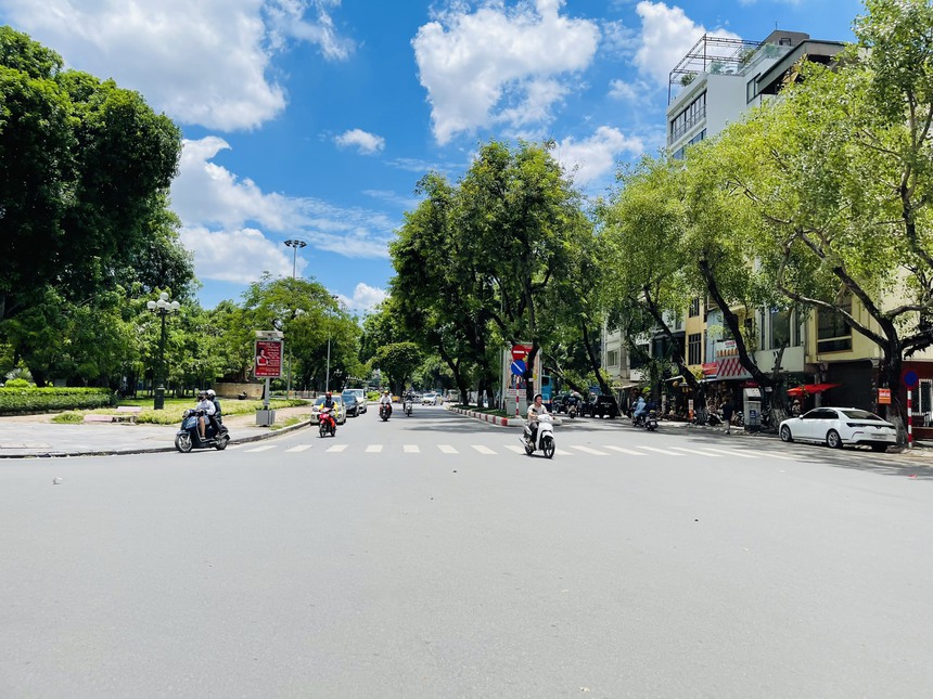 Bắc Bộ và Trung Bộ nắng nóng, mưa dông về chiều tối - Ảnh 1.