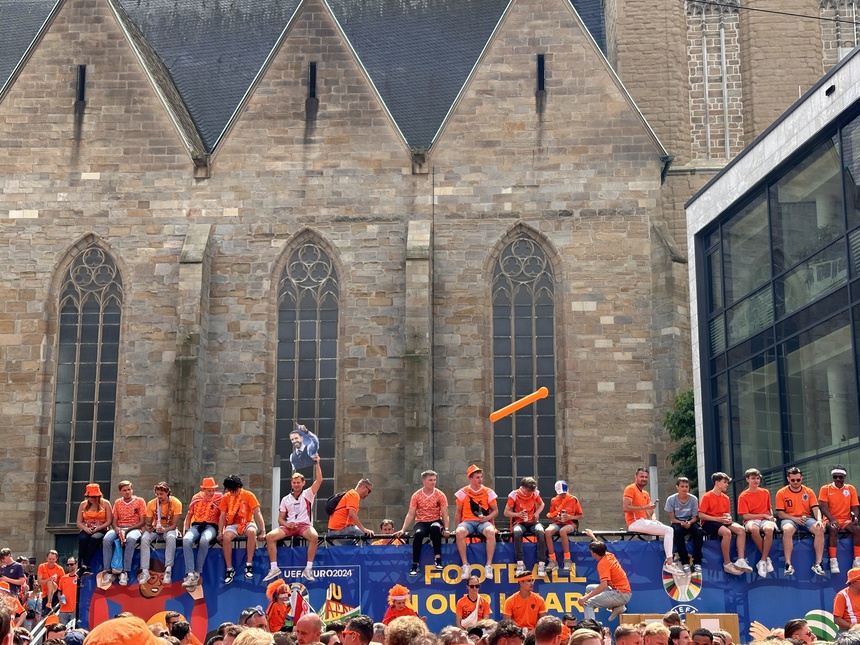 CĐV Hà Lan nhuộm Dortmund thành màu da cam - Ảnh 4.