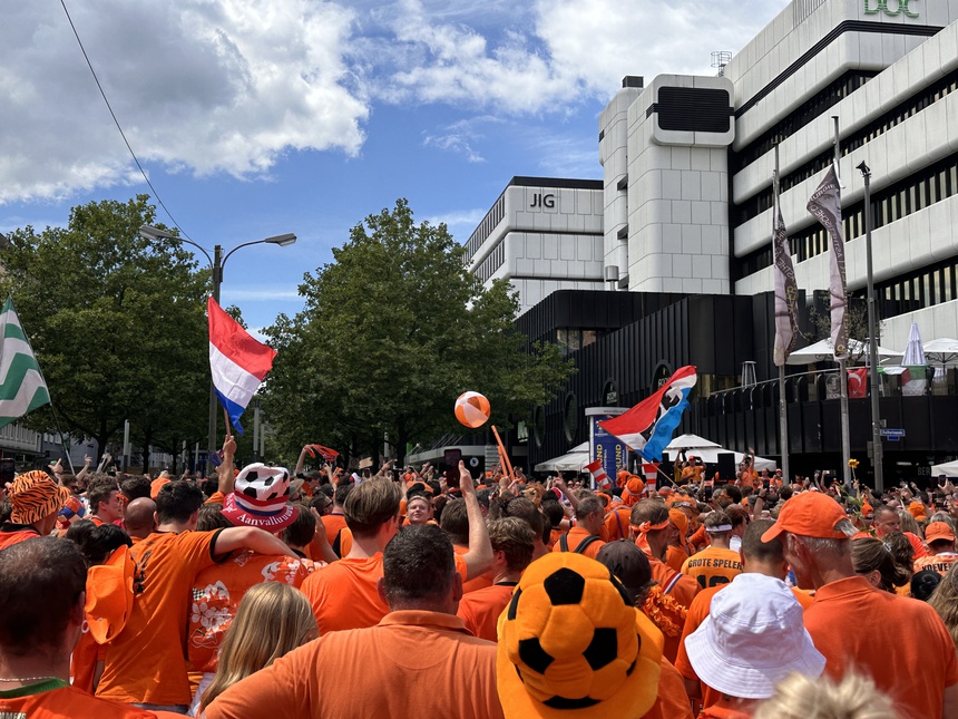 CĐV Hà Lan nhuộm Dortmund thành màu da cam - Ảnh 6.