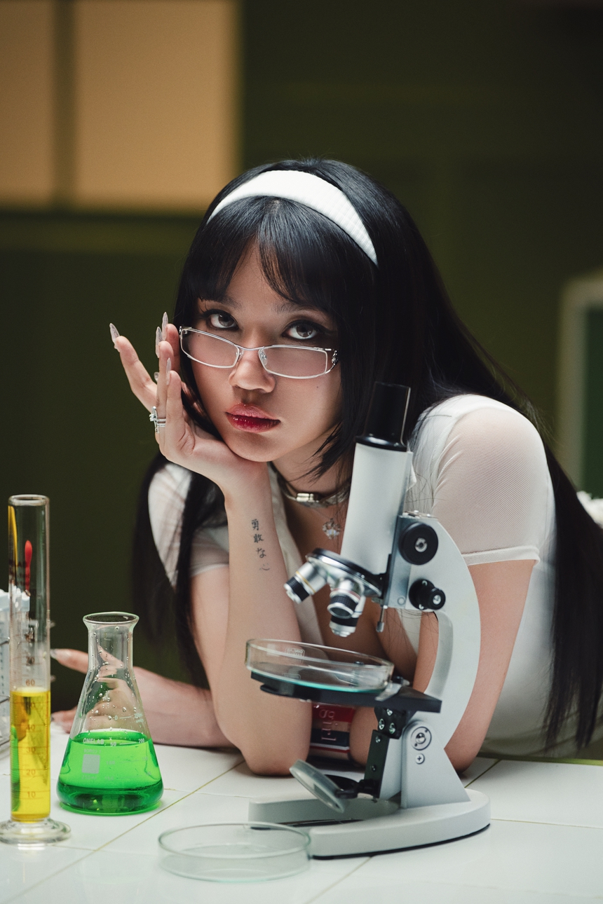 Orange ra mắt MV "Em nên yêu cô ta nói về “người thứ 3” - Ảnh 1. Orange ra mắt MV "Em nên yêu cô ta nói về “người thứ 3” - Ảnh 1.