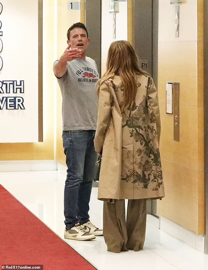 Ben Affleck đã tháo nhẫn cưới, các con đang nỗ lực gàn hắn cuộc hôn nhân của anh với Jennifer Lopez - Ảnh 2. Ben Affleck đã tháo nhẫn cưới, các con đang nỗ lực gàn hắn cuộc hôn nhân của anh với Jennifer Lopez - Ảnh 2.