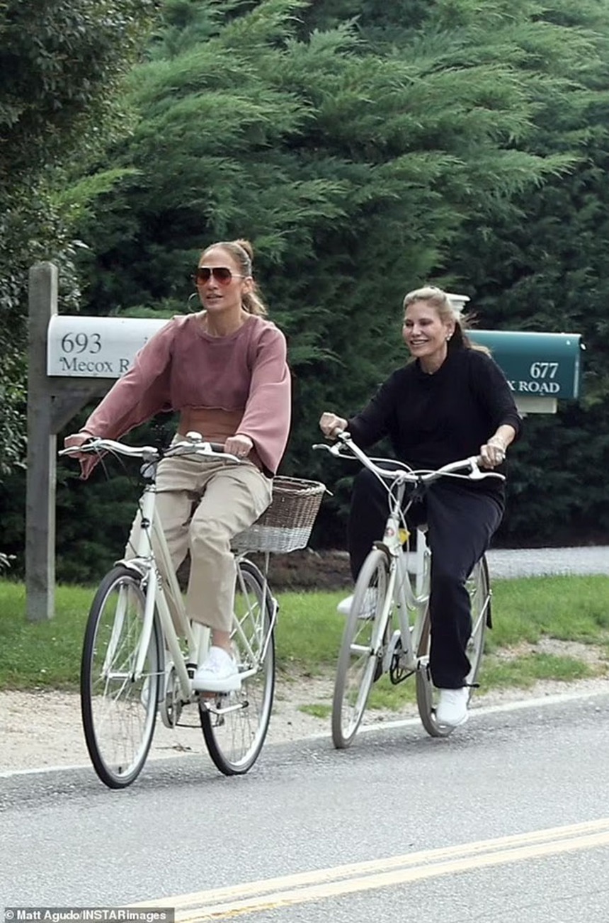 Ben Affleck đã tháo nhẫn cưới, các con đang nỗ lực gàn hắn cuộc hôn nhân của anh với Jennifer Lopez - Ảnh 9. Ben Affleck đã tháo nhẫn cưới, các con đang nỗ lực gàn hắn cuộc hôn nhân của anh với Jennifer Lopez - Ảnh 9.