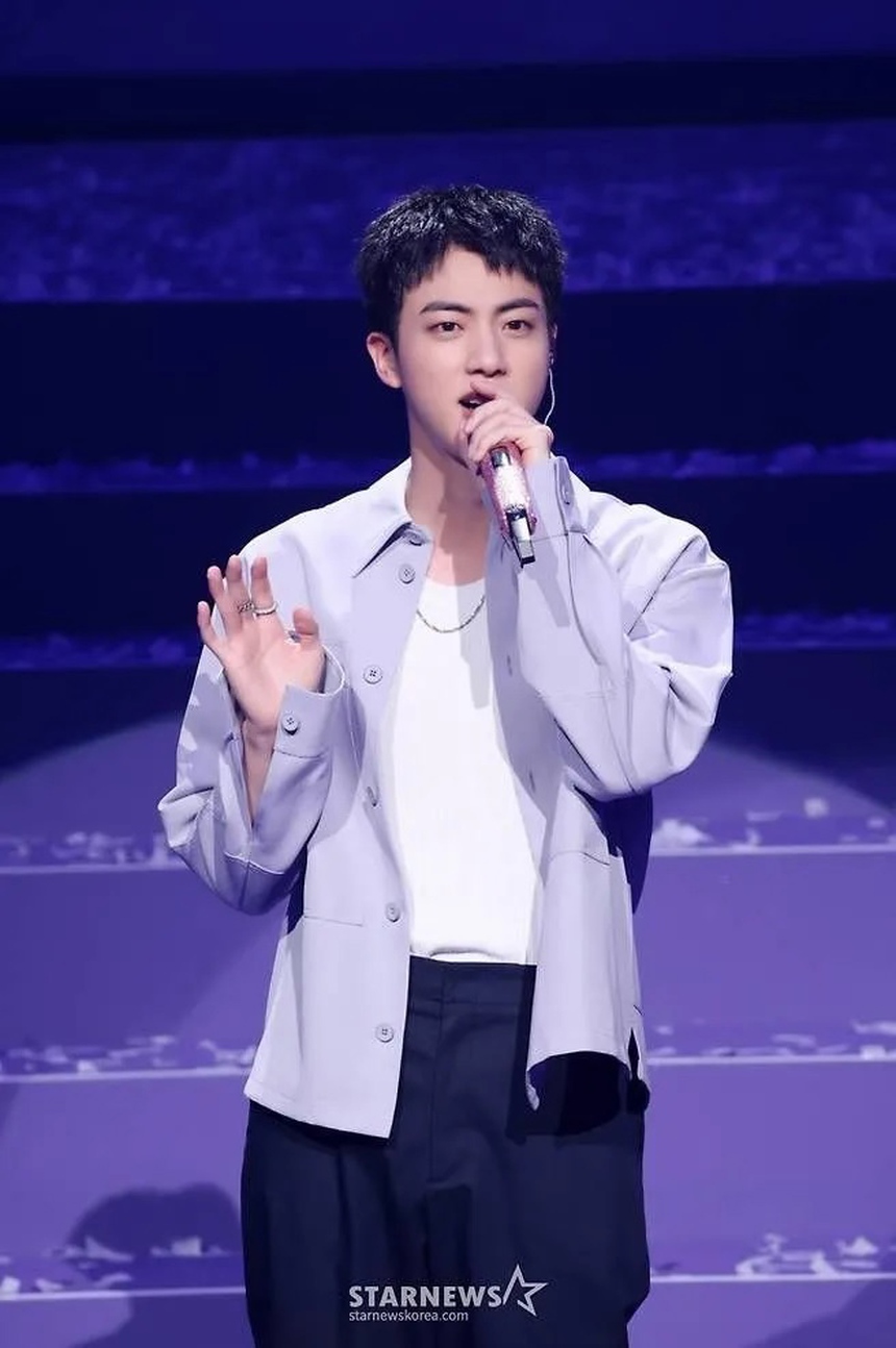 Jin BTS tiết lộ những khó khăn thực sự đằng sau màn trình diễn "FESTA" - Ảnh 1. Jin BTS tiết lộ những khó khăn thực sự đằng sau màn trình diễn "FESTA" - Ảnh 1.